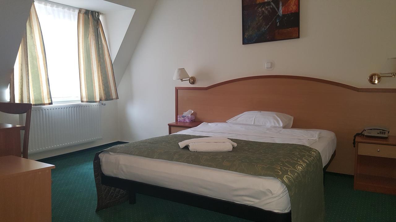 Hotel Melody Oradea Exterior photo