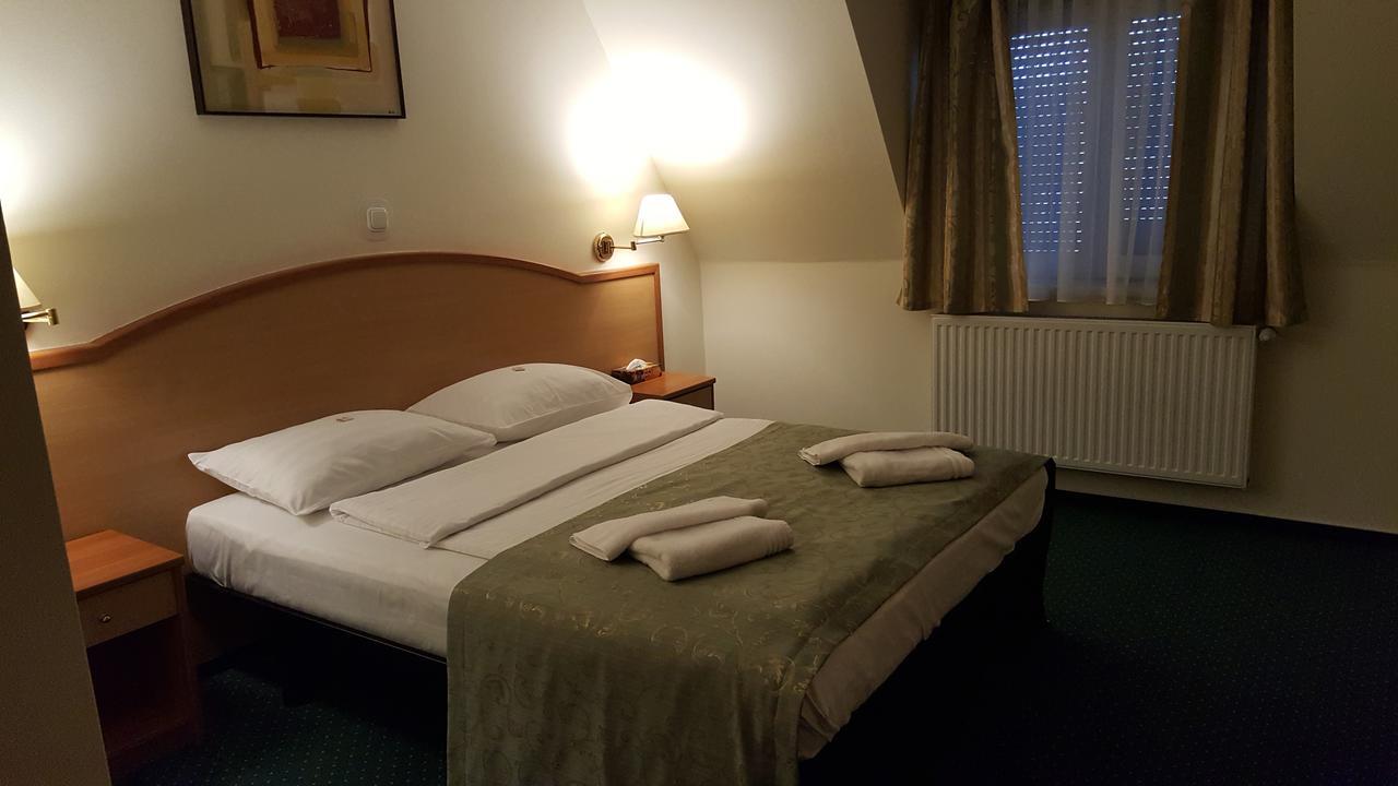 Hotel Melody Oradea Exterior photo